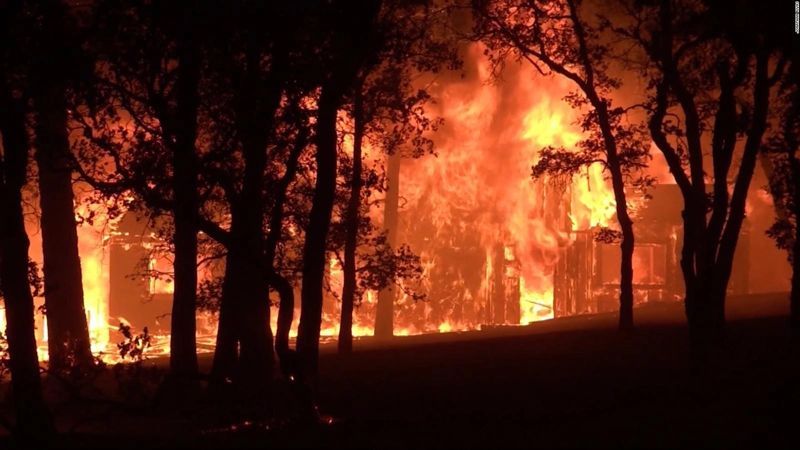 Más de 60.000 evacuados por incendio en California. Noticias en tiempo real