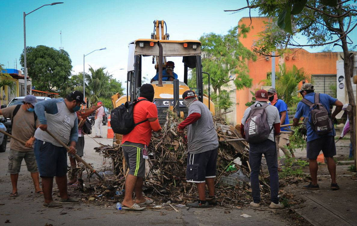 Trabajadores del ayuntamiento refuerzan labores de limpieza en el municipio. Noticias en tiempo real