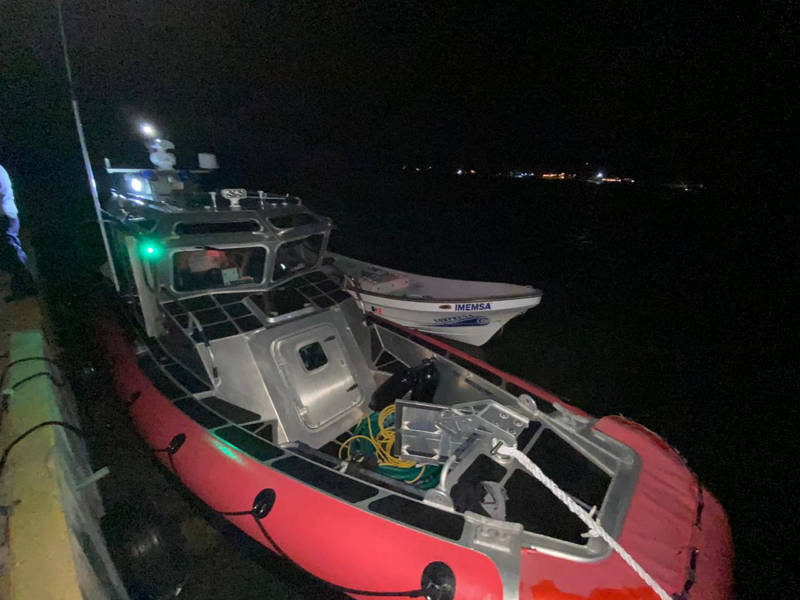 Rescatan a tripulantes de embarcación en Mahahual. Noticias en tiempo real