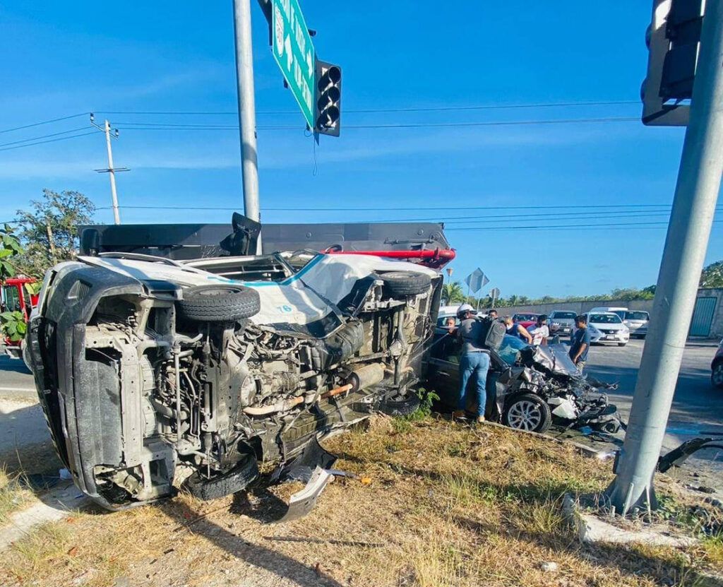 Choque y voladura deja dos heridos en Playa del Carmen