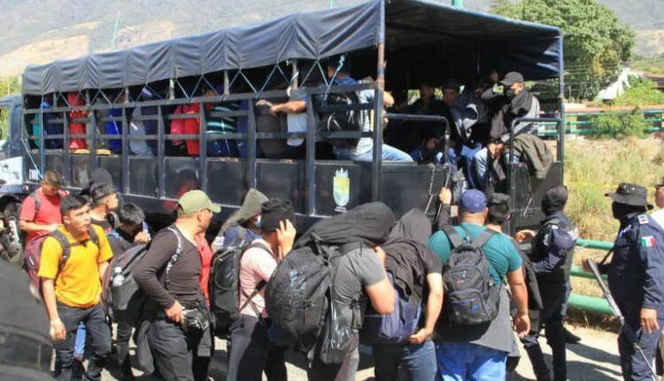 Rescatan a 125 migrantes en carretera de Oaxaca