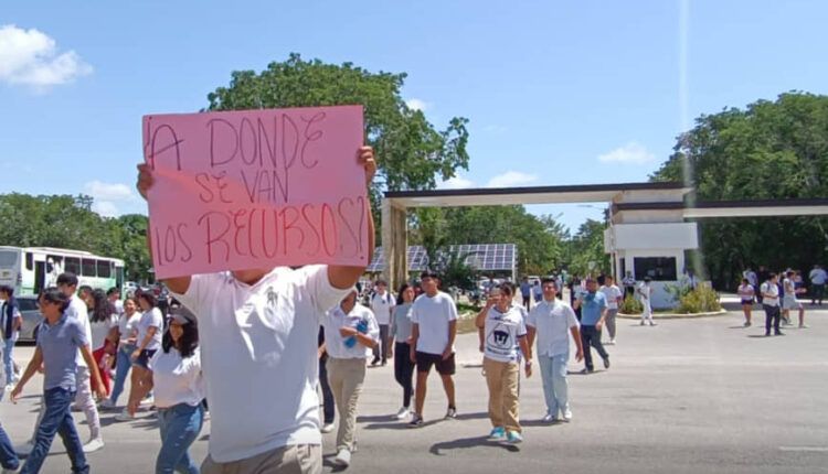 Estudiantes de la Universidad Tecnológica de la Riviera Maya exigen mejoras en el comedor y transparencia en becas