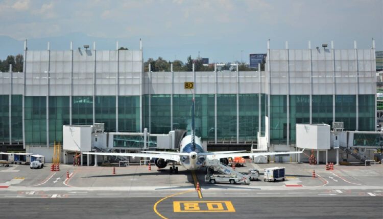 Gobierno reduce operaciones del AICM por saturación