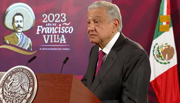 ¿Quién pompó espectacular? AMLO exhorta a actuar de manera responsable