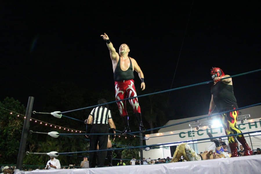 En Cancún familias disfrutan de encuentro de lucha libre