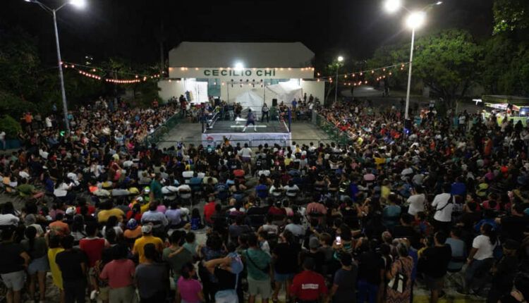 En Cancún familias disfrutan de encuentro de lucha libre