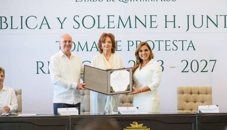 Protesta como rectora de la UQRoo la Dra. Consuelo Natalia Fiorentini Cañedo