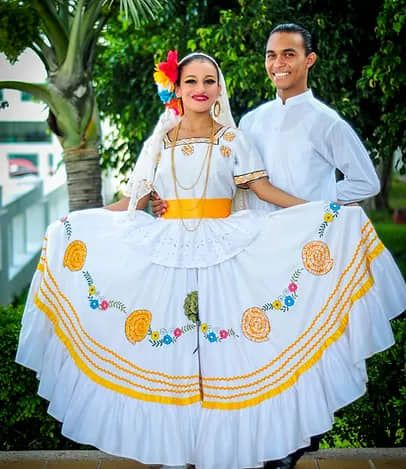Tesoros de Tradición: Los Trajes Típicos de Quintana Roo