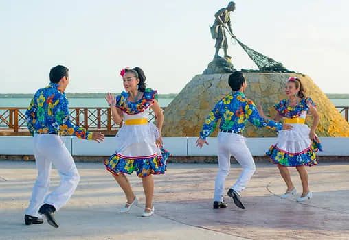 Tesoros de Tradición: Los Trajes Típicos de Quintana Roo