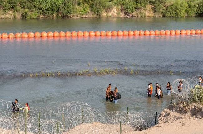 Se amparó gobernador de Texas contra retiro de boyas: AMLO