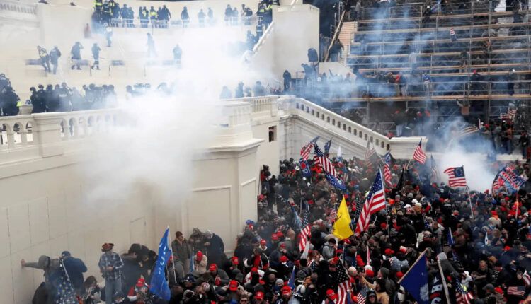 Condenan a líder de los Proud Boys a 22 años de cárcel