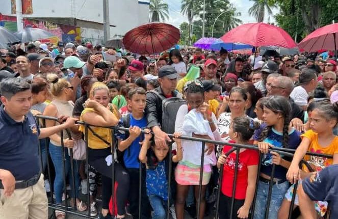 Saturan migrantes oficinas del INM en Tapachula