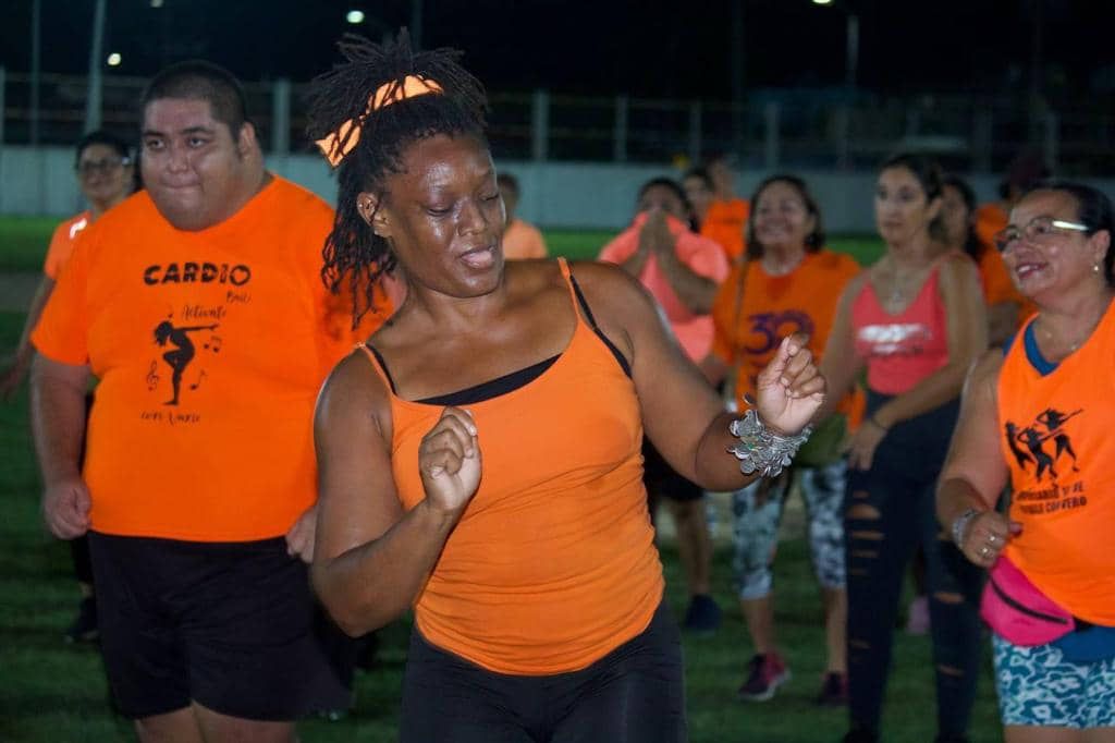 Celebran Dia Naranja bailando en Puerto Aventuras