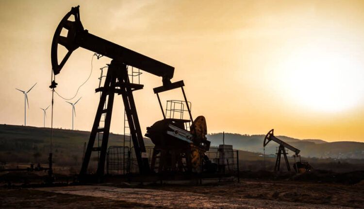 Precios de petróleo caen más de 5 dólares