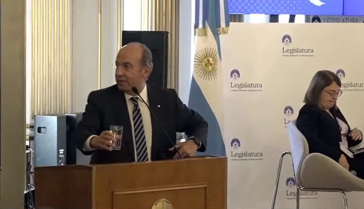 Calderón da cátedra de narcotráfico en cumbre de derecha latinoamericana