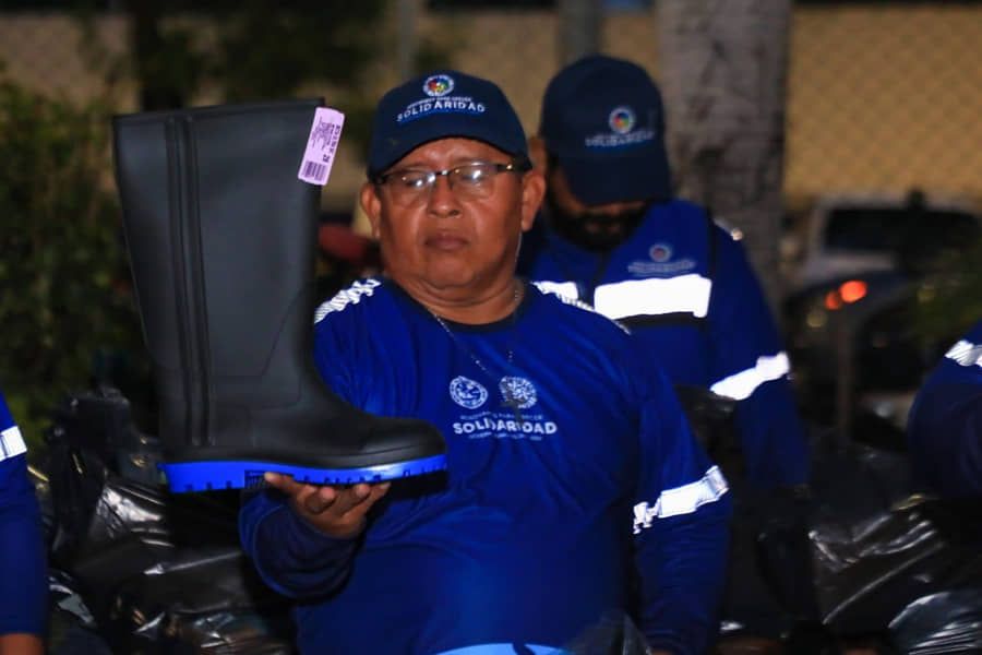 Entregan nuevos uniformes a trabajadores de servicios públicos