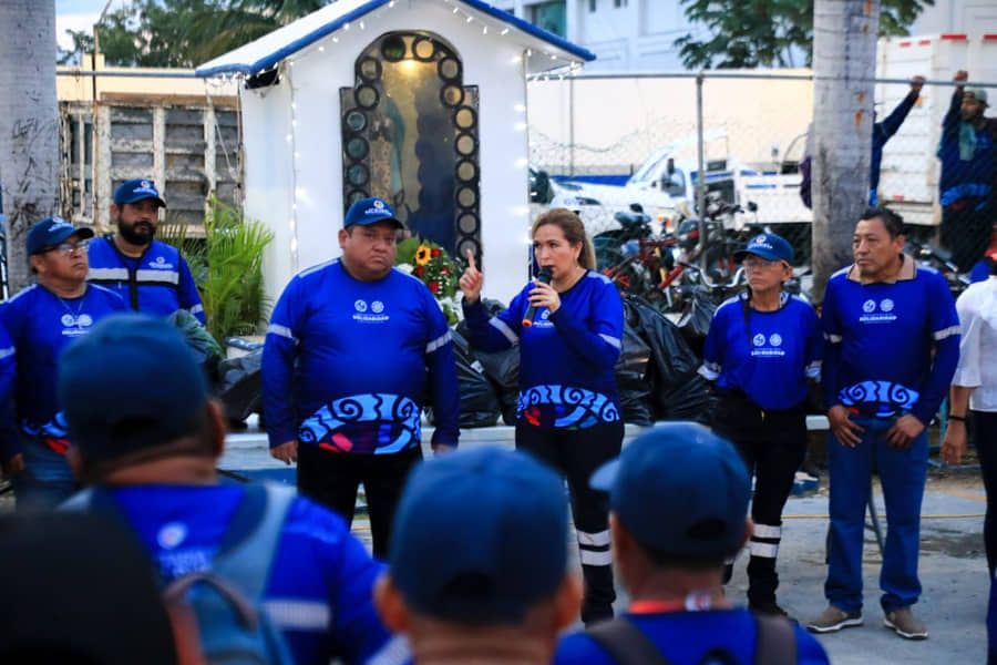 Entregan nuevos uniformes a trabajadores de servicios públicos