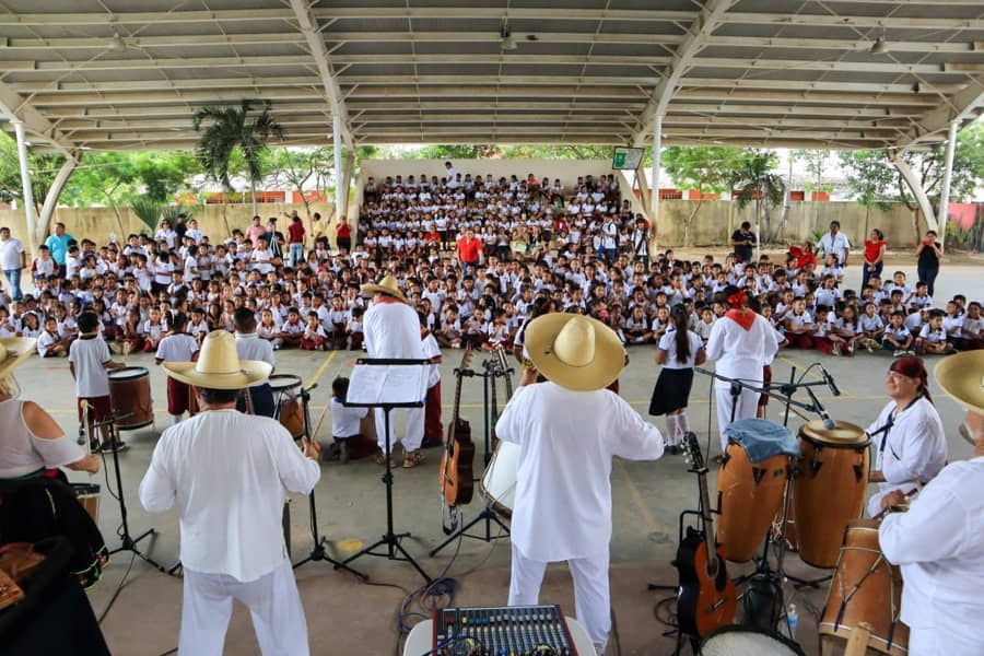 Llevan concierto folklórico a escuela en Villa del Sol