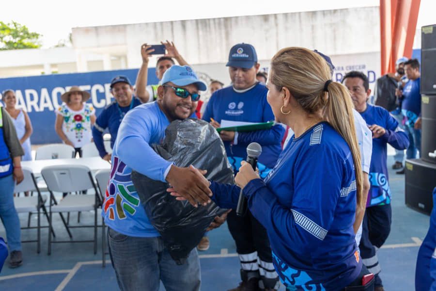 Trabajadores de Puerto Aventuras reciben nuevos uniformes