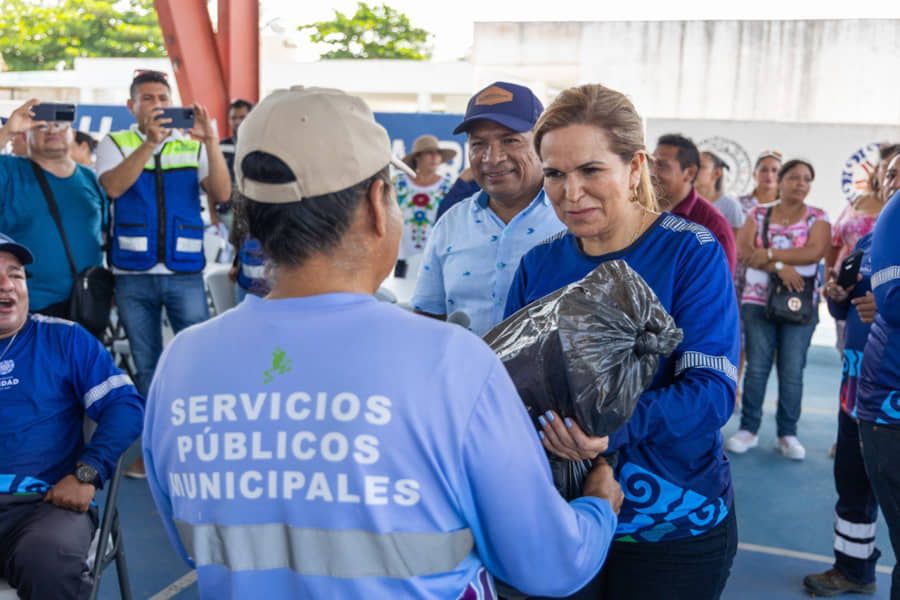 Trabajadores de Puerto Aventuras reciben nuevos uniformes