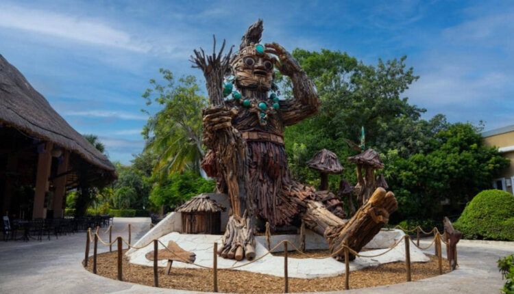 Sandos Caracol Eco Resort Devela la Escultura "Xi'Paal Kaab"