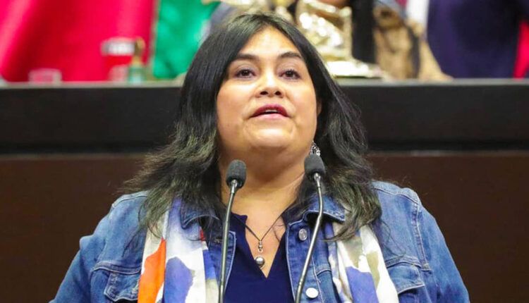 Canta diputada desde el Congreso en llamado por la paz en Gaza