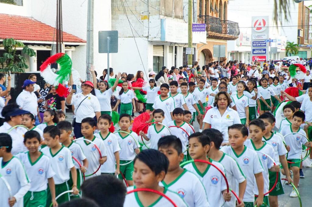 Participativo y vistoso desfile por el CXIII Aniversario de la Revolución Mexicana
