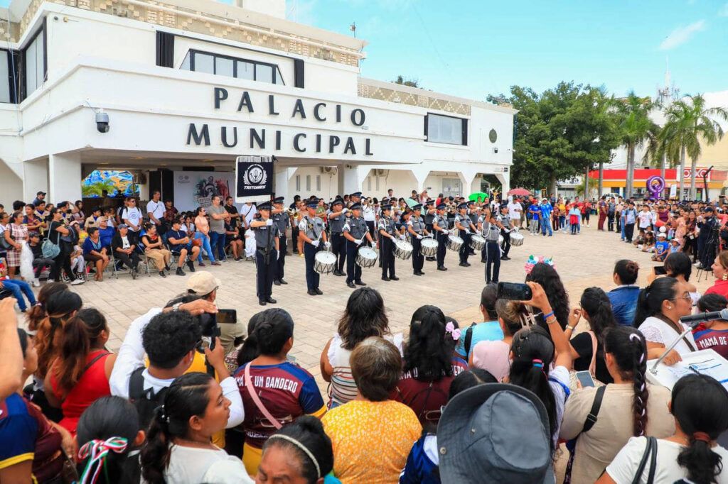 Participativo y vistoso desfile por el CXIII Aniversario de la Revolución Mexicana