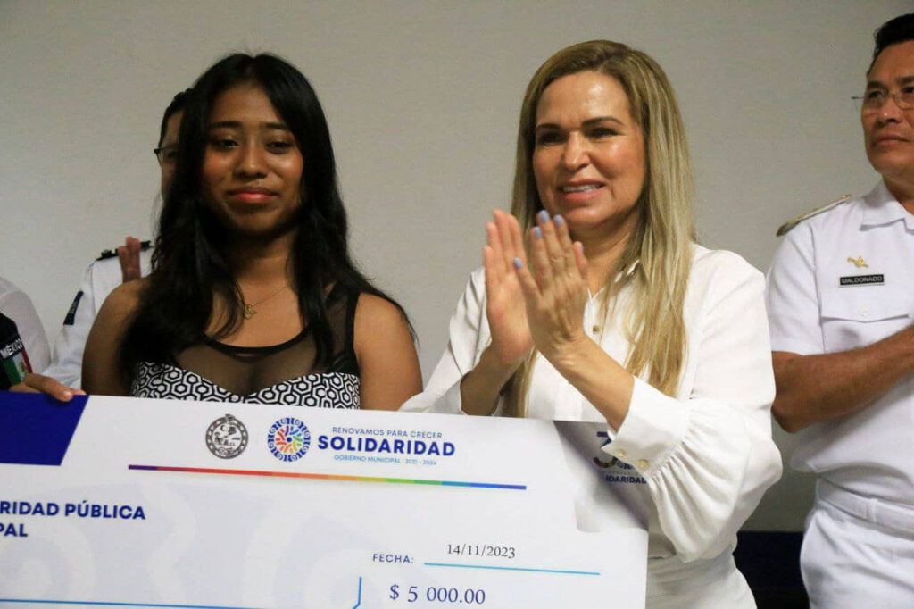 Entregan becas a hijos de la policía municipal en Playa del Carmen