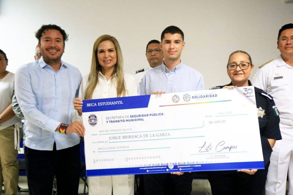 Entregan becas a hijos de la policía municipal en Playa del Carmen