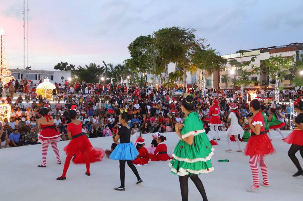 Festival navideño para celebrar fin de cursos de capacitación en Playa del Carmen