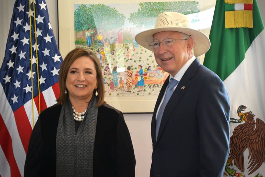 Sostiene Ken Salazar encuentros con Sheinbaum y Gálvez