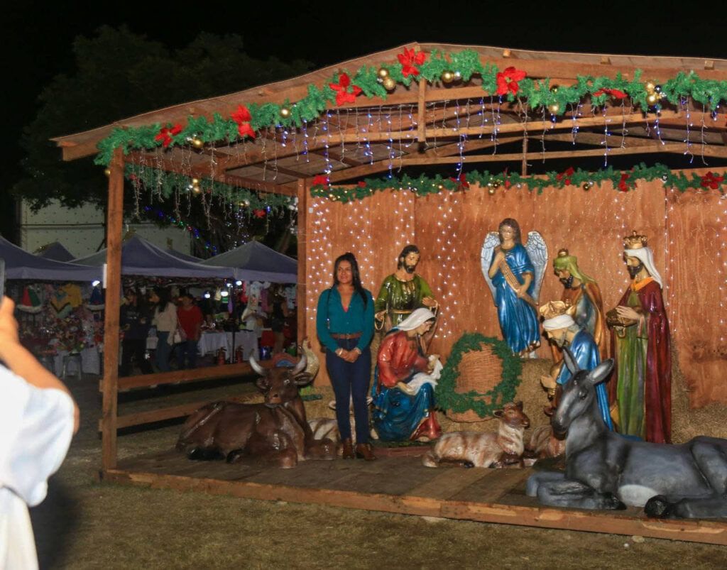 Inaugura Lili Campos villa navideña