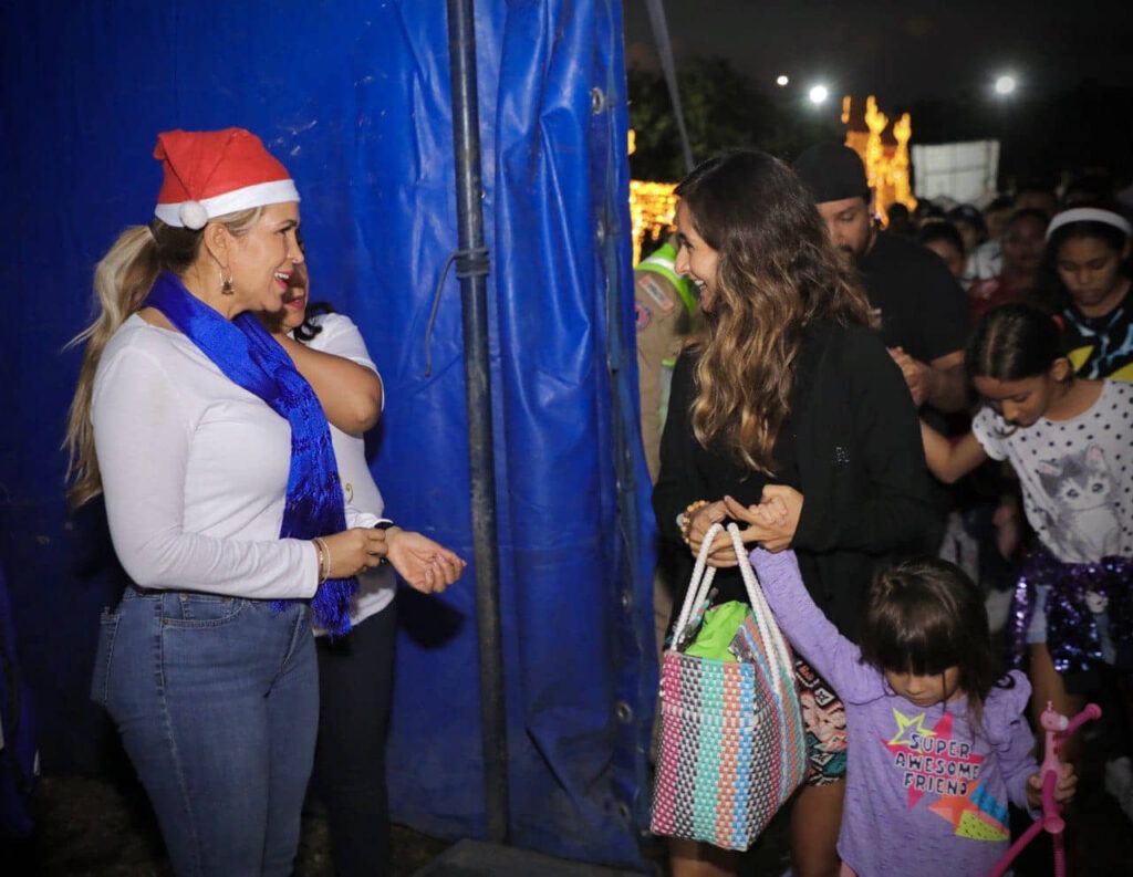 Inaugura Lili Campos villa navideña