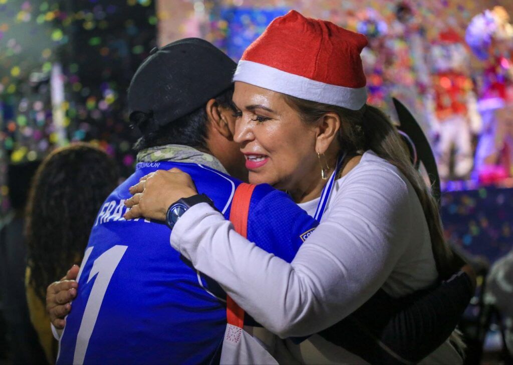 Inaugura Lili Campos villa navideña