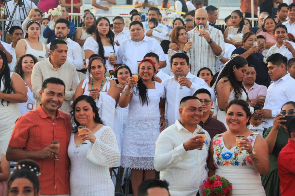 Formalizan su unión 302 parejas en bodas colectivas