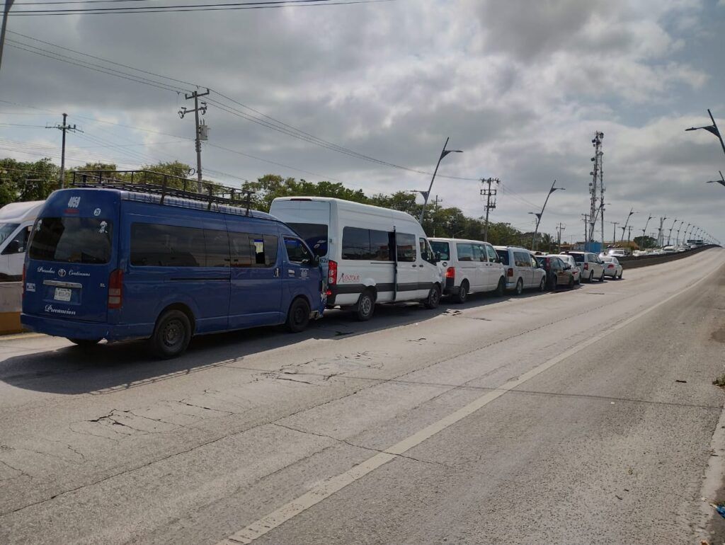 Carambola de 7 autos sobre el puente de la carretera federal en Playa del Carmen