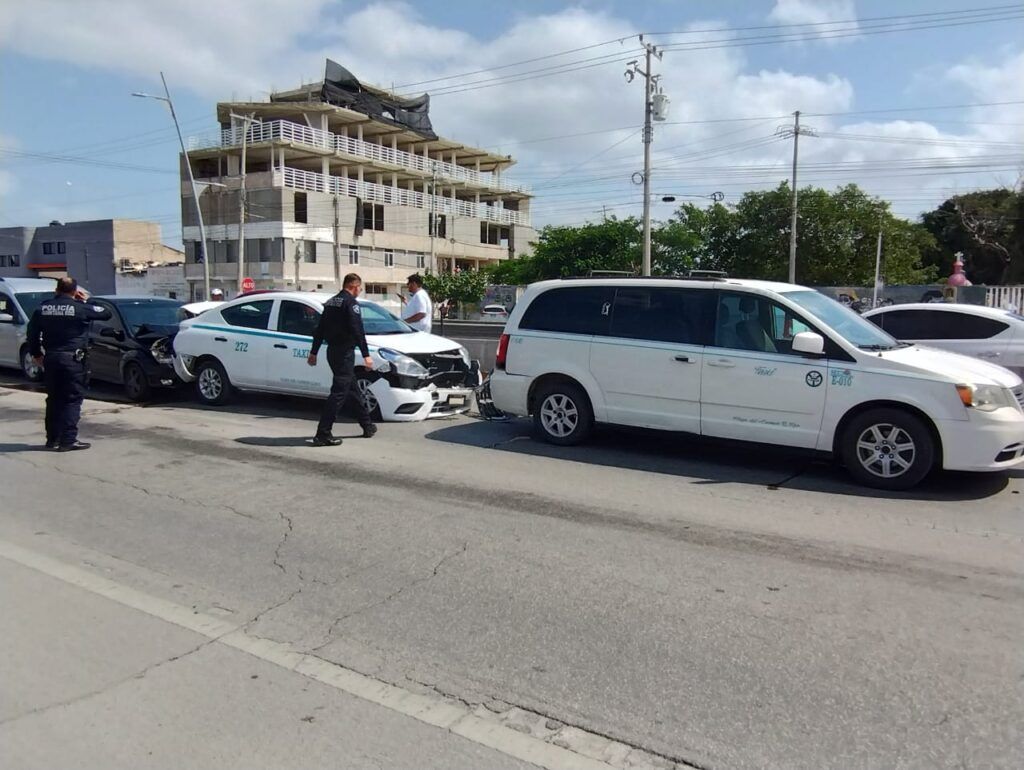 Carambola de 7 autos sobre el puente de la carretera federal en Playa del Carmen