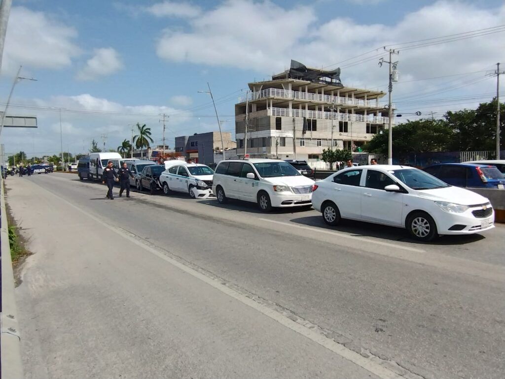 Carambola de 7 autos sobre el puente de la carretera federal en Playa del Carmen