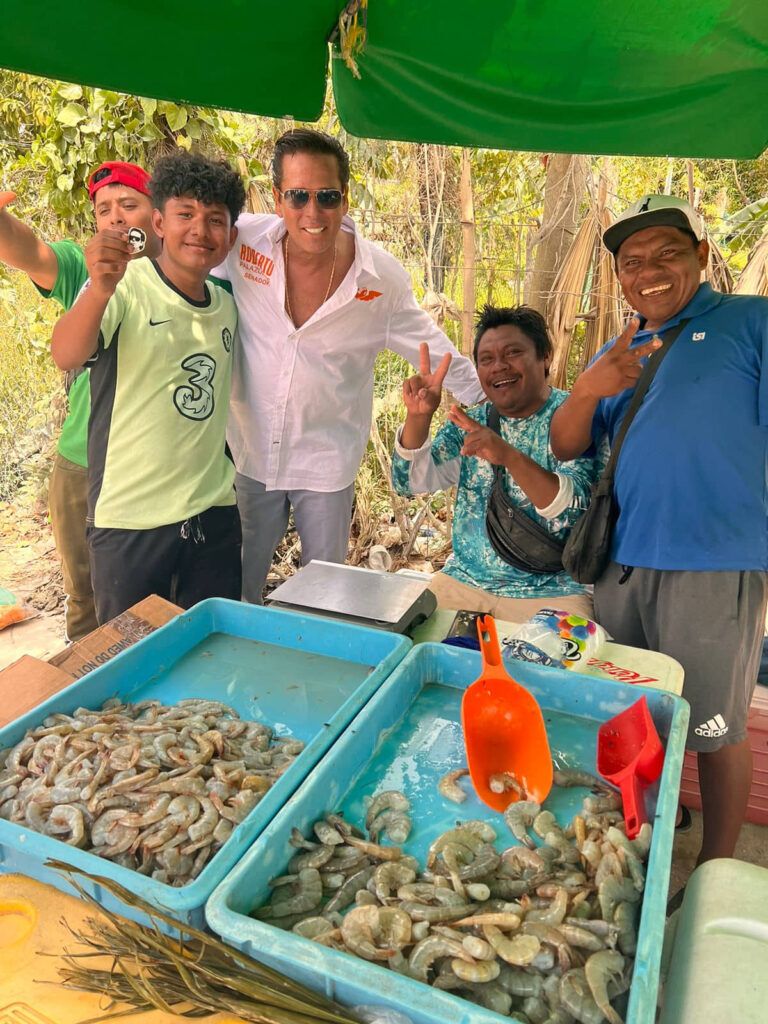 Recorre Roberto Palazuelos las colonias Tres Reyes y Lombardo Toledano de Cancún