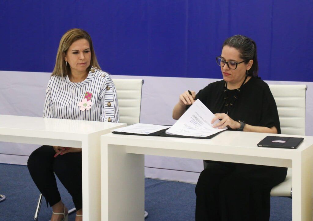 Durante esta firma del convenio entre la asociación civil Pro Salud Mental de la Riviera Maya y el