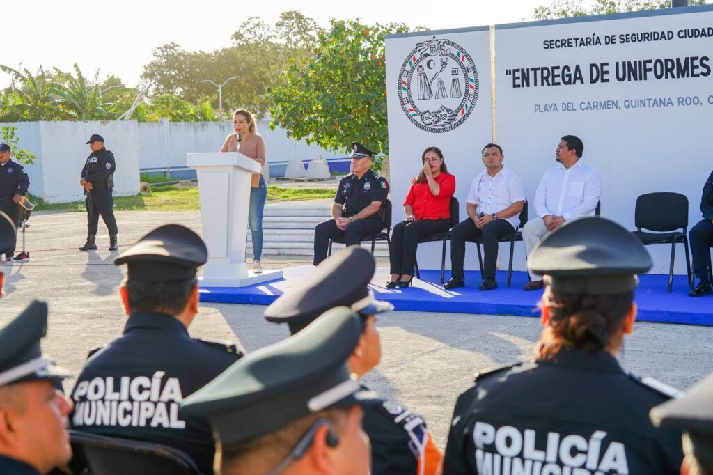 Por tercera vez entregan uniformes y equipos a la Policía Municipal de Solidaridad