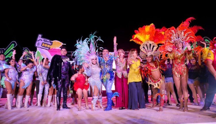 Vibrante noche en Playa del Carmen durante la elección de reinas y reyes del Carnaval 2025