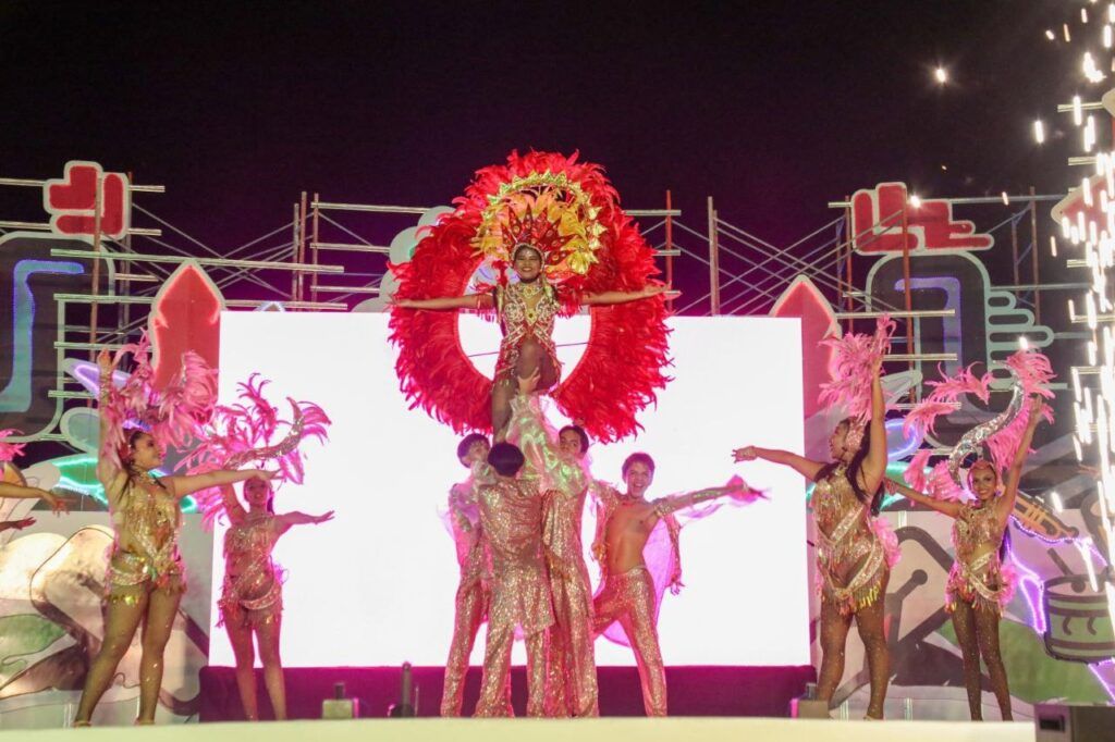 Vibrante noche en Playa del Carmen durante la elección de reinas y reyes del Carnaval 2025