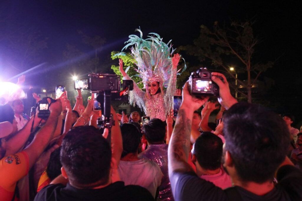 Vibrante noche en Playa del Carmen durante la elección de reinas y reyes del Carnaval 2025