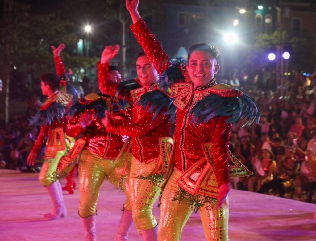 Vibrante noche en Playa del Carmen durante la elección de reinas y reyes del Carnaval 2025