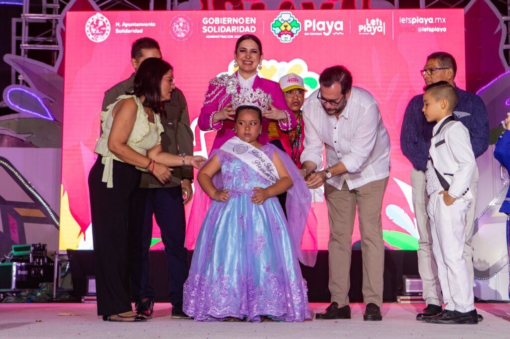 Estefanía Mercado corona a los soberanos de “El Carnaval del pueblo” Playa del Carmen 2025