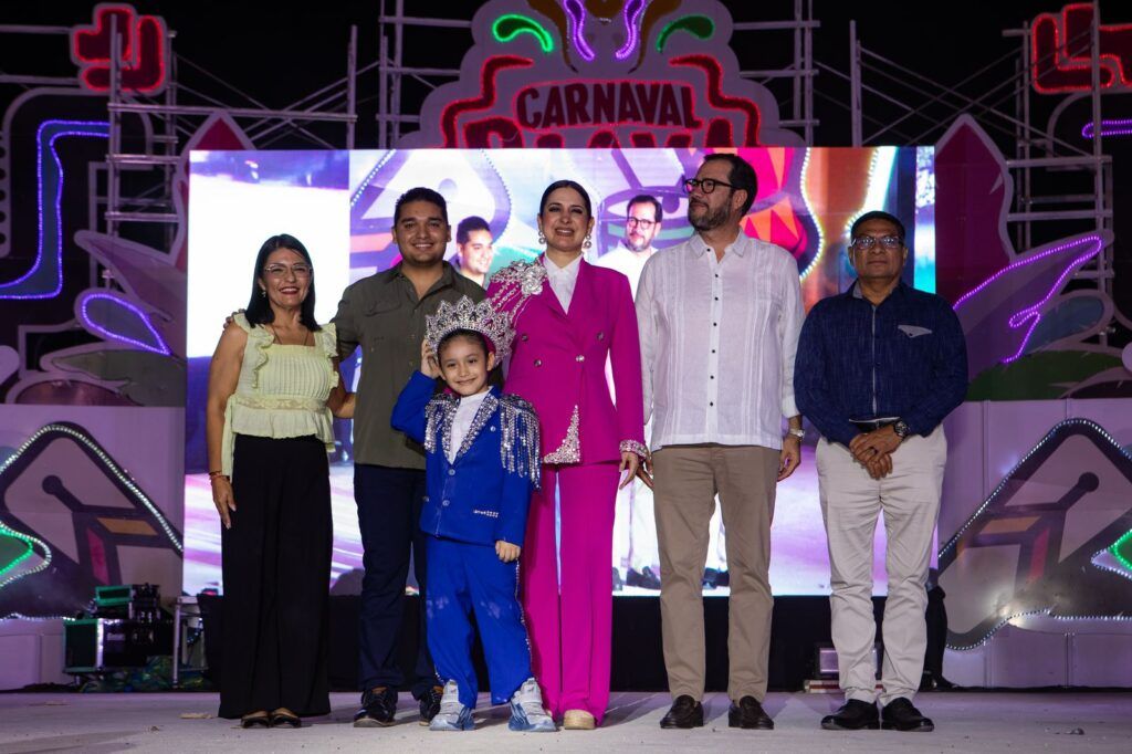 Estefanía Mercado corona a los soberanos de “El Carnaval del pueblo” Playa del Carmen 2025