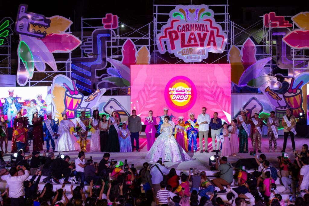 Estefanía Mercado corona a los soberanos de “El Carnaval del pueblo” Playa del Carmen 2025