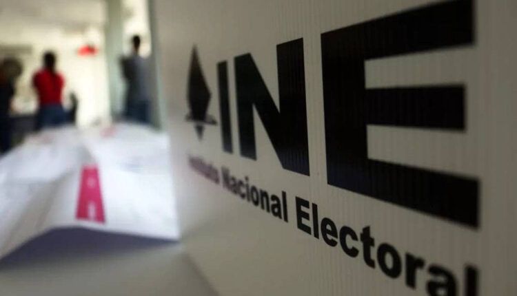 INE impondrá multas a ministros electos por uso de ‘acordeones’ en votaciones judiciales